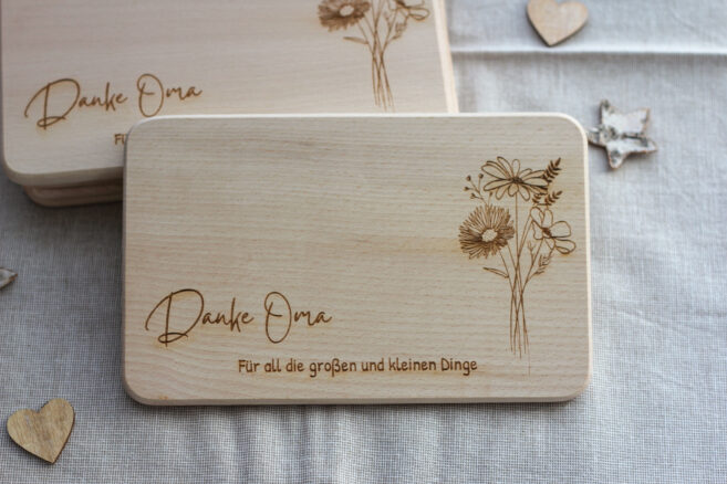 Unsere Frühstücksbrettchen "Danke Oma" sind ein tolles persönliches Geschenk, um deiner Oma einfach mal Danke zu sagen. Unsere hochwertigen Brettchen aus Holz mit liebevollem Design