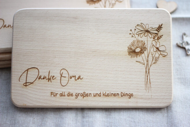 Unsere Frühstücksbrettchen "Danke Oma" sind ein tolles persönliches Geschenk, um deiner Oma einfach mal Danke zu sagen. Unsere hochwertigen Brettchen aus Holz mit liebevollem Design